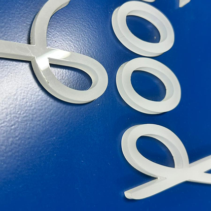 Créez votre enseigne lumineuse double face sur mesure. Design personnalisé, fabrication à la demande, rendu premium.
Create a custom double-sided illuminated sign. Personalized design, made to order, premium quality.